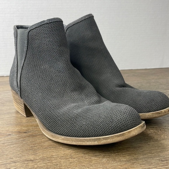 Kensie Gerona Textured Suede Grey Ankle Bootie, size 9 - Picture 4 of 10
